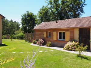 a small wooden cabin with a yard at Le Gitounet sur la route des bastides in Labouquerie