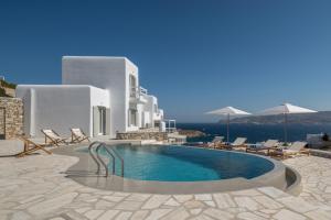Bazén v ubytovaní Mykonos Esti Luxury Villas alebo v jeho blízkosti