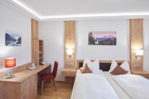 Un pat sau paturi într-o cameră la Hotel Georgenhof