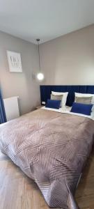 En eller flere senge i et værelse på APARTAMENT MORZA SZUM