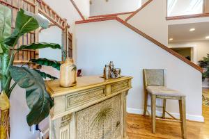 ein Zimmer mit einem Spiegel und einem Stuhl in der Unterkunft 43 Trumpet Creeper in Kiawah Island