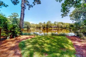 Blick auf einen See mit Bäumen und Gras in der Unterkunft 43 Trumpet Creeper in Kiawah Island