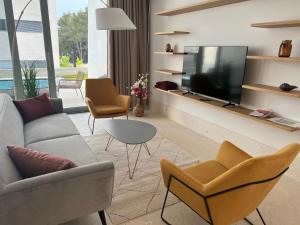 Una sala de estar con un sofá y un televisor. en Venus and Aprilia - Luxury by the Coast, en Petrčane 44 fotos más