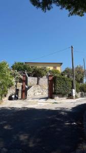 una casa con una puerta en una calle en Villa Filomena, en Montecorice