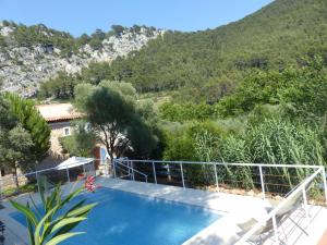 Villa con piscina y montaña en La Nevet's, en Ollioules