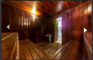 una vista interna di una sauna con pareti in legno di Apartamento em Resort Ilha da Madeira na Riviera a Riviera de São Lourenço