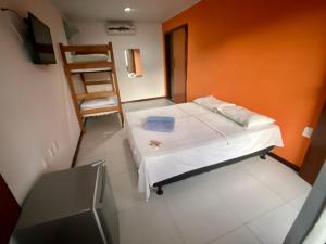 um pequeno quarto com uma cama e uma escada em Piratas do Morro Pousada em Morro de São Paulo