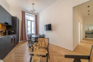 Telewizja i/lub zestaw kina domowego w obiekcie josef's home I Deluxe Apartment in Ideal Location