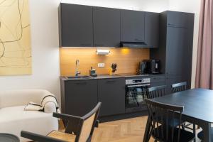 Kuchnia lub aneks kuchenny w obiekcie josef's home I Deluxe Apartment in Ideal Location