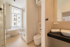 łazienka z wanną, toaletą i umywalką w obiekcie josef's home I Deluxe Apartment in Ideal Location w Wiedniu