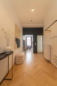 salon z wazą na stole w obiekcie josef's home I Deluxe Apartment in Ideal Location w Wiedniu