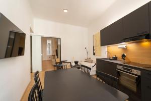 Kuchnia lub aneks kuchenny w obiekcie josef's home I Deluxe Apartment in Ideal Location