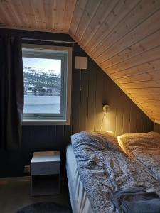 Llit o llits en una habitació de Senja arctic lodge