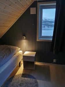 Llit o llits en una habitació de Senja arctic lodge