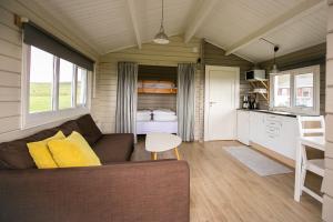 ein Wohnzimmer und eine Küche in einem Minihaus in der Unterkunft Móar Cottage in Akranes