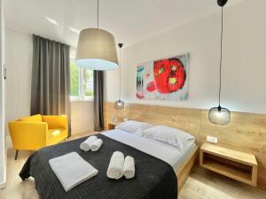 Postel nebo postele na pokoji v ubytování Apartments and Rooms Mateša + 37 fotografií
