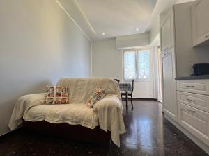 een slaapkamer met een bed met 2 kussens erop bij Don Pedro Beach House in Savona