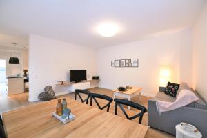 a living room with a table and a couch at Das schiefe Haus - Wohnung "Altstadt" in Heppenheim an der Bergstrasse