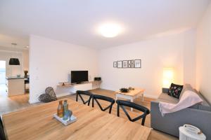 una sala de estar con una mesa y un sofá en Das schiefe Haus - Wohnung "Altstadt", en Heppenheim an der Bergstrasse