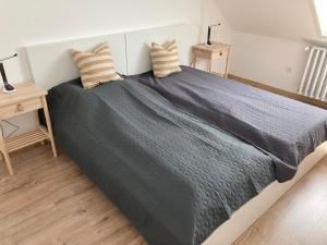 sypialnia z dużym łóżkiem z 2 poduszkami w obiekcie Bólyi Panzió w mieście Bóly
