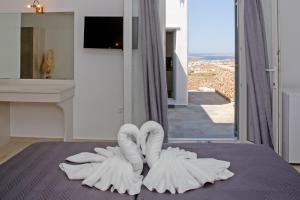 Televízia a/alebo spoločenská miestnosť v ubytovaní Mykonian Tramonti Villas