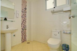 ein Badezimmer mit Toilette und Waschbecken in der Unterkunft 台東明品自助民宿 in Taitung