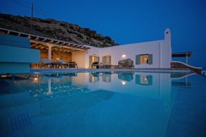 Bazén v ubytovaní Mykonian Tramonti Villas alebo v jeho blízkosti