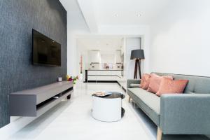 a living room with a couch and a tv at Luxury Escapes @ London Victoria in London