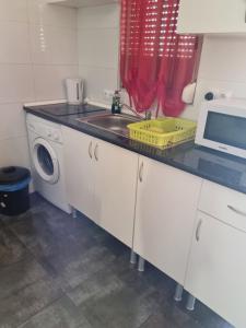 Kuchyňa alebo kuchynka v ubytovaní 1 bedroom apartment in La Mata beach