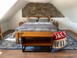 Säng eller sängar i ett rum på Renovated apartment, Galashiels A7
