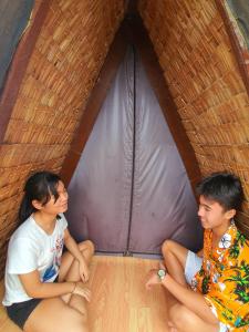Eine Familie, die in der Unterkunft Calatagan's Bahay Kubo - with Beach Access übernachtet
