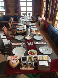 a long table with plates of food on it at Sultanmurat Bungalow in Çaykara