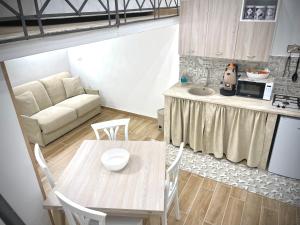 cocina y sala de estar con mesa y sofá en A casa di ilary en Palermo