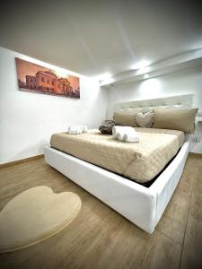 1 cama blanca grande en una habitación blanca en A casa di ilary en Palermo