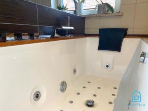 Łazienka w obiekcie Lux Apartment - Lakefront Apartment in Kamień with Sauna & Hot Tub Only 30 Minutes from Gdańsk and Gdynia