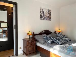 Łóżko lub łóżka w pokoju w obiekcie Lux Apartment - Lakefront Apartment in Kamień with Sauna & Hot Tub Only 30 Minutes from Gdańsk and Gdynia