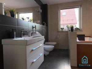 Łazienka w obiekcie Lux Apartment - Lakefront Apartment in Kamień with Sauna & Hot Tub Only 30 Minutes from Gdańsk and Gdynia