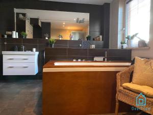 duża łazienka z wanną i umywalką w obiekcie Lux Apartment - Lakefront Apartment in Kamień with Sauna & Hot Tub Only 30 Minutes from Gdańsk and Gdynia w mieście Kamień