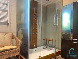 prysznic ze szklanymi drzwiami w łazience w obiekcie Lux Apartment - Lakefront Apartment in Kamień with Sauna & Hot Tub Only 30 Minutes from Gdańsk and Gdynia w mieście Kamień +34 zdjęcia