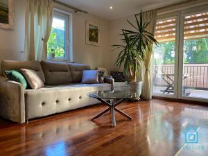 Część wypoczynkowa w obiekcie Lux Apartment - Lakefront Apartment in Kamień with Sauna & Hot Tub Only 30 Minutes from Gdańsk and Gdynia