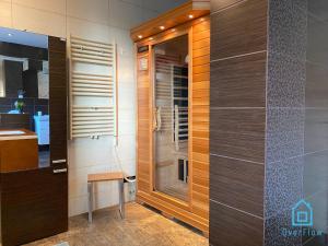 Zdjęcie z galerii obiektu Lux Apartment - Lakefront Apartment in Kamień with Sauna & Hot Tub Only 30 Minutes from Gdańsk and Gdynia w mieście Kamień