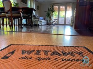 Certyfikat, podpis lub inny dokument wystawiony w obiekcie Lux Apartment - Lakefront Apartment in Kamień with Sauna & Hot Tub Only 30 Minutes from Gdańsk and Gdynia