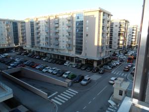 uma vista aérea de um parque de estacionamento numa cidade em Apartment Ana em Podgorica