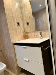 Bathroom sa Large Apartment near FIRA and City Center