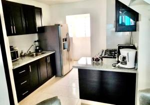 Kuchyň nebo kuchyňský kout v ubytování Acogedor apartment , seguridad las 24 horas , Airport 8 minutos, Centro de Santiago 10 Minutos , Tamboril la capital mundial del cigarro 10 minutos