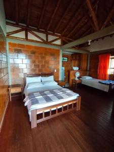 1 dormitorio con 1 cama grande en una habitación en Finca Hotel Villa Ilusión, en Pereira
