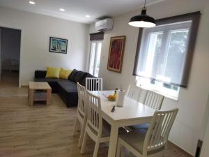 a living room with a table and chairs and a couch at Teta Lidia in Krilo