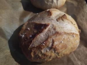 un morceau de pain avec une bouchée extraite dans l'établissement Inlakesh, à Le Tech