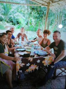 een groep mensen die rond een tafel zitten bij Wassana Camp & Khai Jungle Experience Centour in Ban Kraison