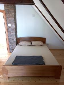 Postel nebo postele na pokoji v ubytování Deer house Novi Sad